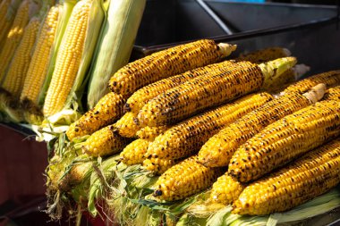 Sokak yemeklerinin tezgahında ızgara mısır..