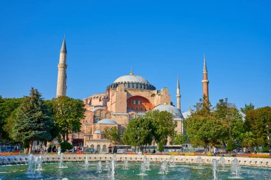 İstanbul 'un Sultanahmet Meydanı' ndaki Sofya camii manzarası aydınlık bir yaz günü. Türkiye, İstanbul - 21.07.2020