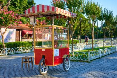 İstanbul 'da yaz aylarında el arabasından geleneksel Türk simit satan bir adam. Türkiye, İstanbul - 21.07.2020