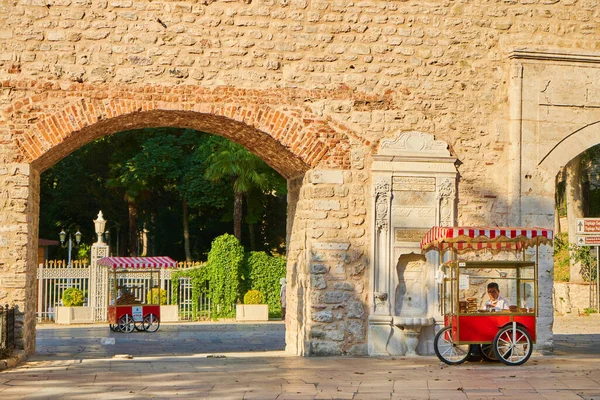 Homem Venda Tradicional Turco Bagel Simit Carrinho Rua Verão Istambul — Fotografia de Stock