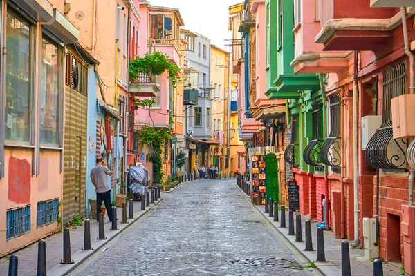 Jasne Kolorowe Stare Domy Przytulne Ulice Żydowskiej Dzielnicy Stambule Turcja — Zdjęcie stockowe