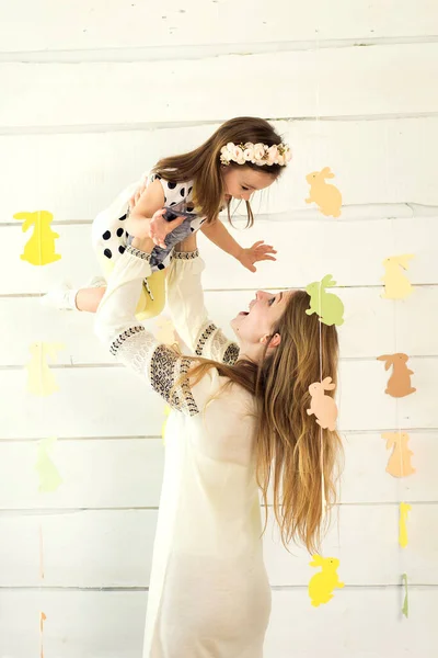 Madre Feliz Con Hija Posando Sobre Fondo Blanco Con Forma — Foto de Stock