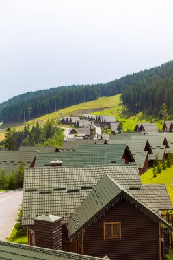 Yaz günü Karpaty dağlarındaki Bukovel kayak merkezi..