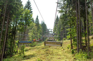 Dağlardaki kayak asansörünün yaz günü manzarası. Karpatlar, Ukrayna - 07.27.2016