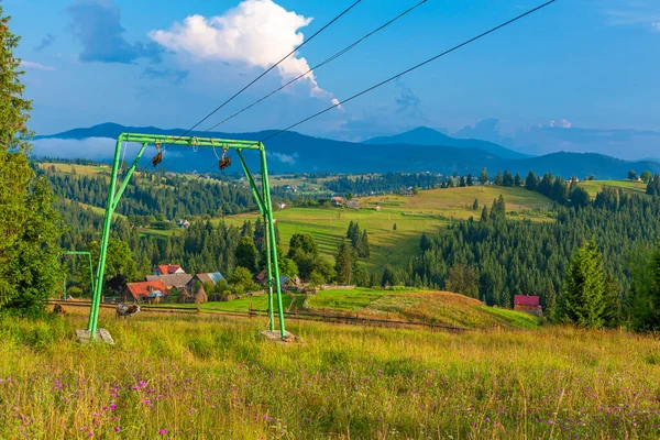 Letní Pohled Kopec Výtahem Pro Lyžařské Turisty Horská Krajina Pozadí — Stock fotografie