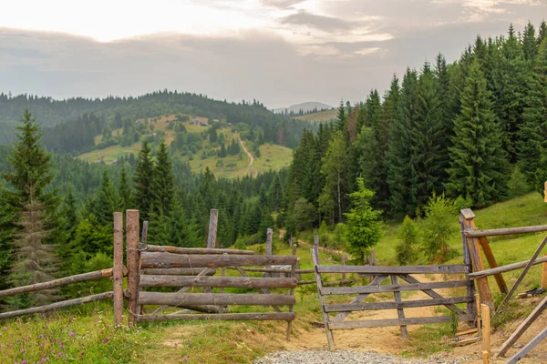 Bergheuvels Puur Natuur Landelijk Landschap Omheining Van Houten Stammen — Stockfoto