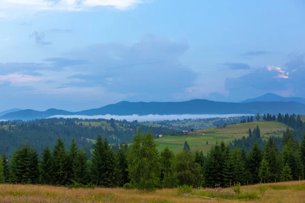 Hermoso Paisaje Verano Del Pueblo Entre Las Montañas Karpaty —  Fotos de Stock