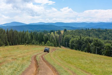 Jeeping Dağ Arabası Seyahat. İskoçya manzarası. Karpatlar, Ukrayna - 07.27.2016