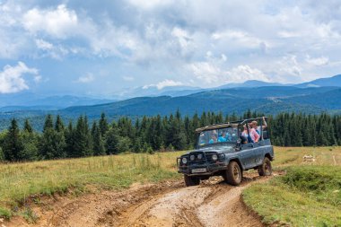Jeeping Dağ Arabası Seyahat. İskoçya manzarası. Karpatlar, Ukrayna - 07.27.2016