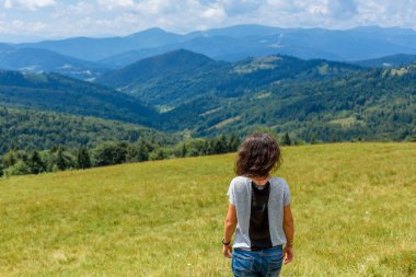Mutlu muhteşem kız dağ manzarasının tadını çıkar. Nefes kesici dağ manzarasıyla tepede kal..