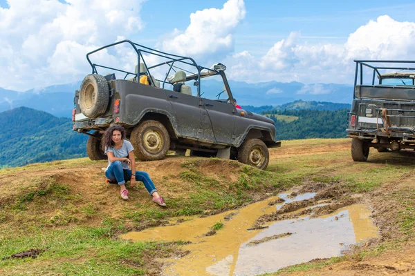 Jeep Samochód Górski Podróży Piękna Dziewczyna Odpoczywa Obok Brudnego Jeepa — Zdjęcie stockowe