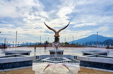 Kanatlarını açan bir kırmızı kartal heykeli. Langkawi Adası 'nda popüler bir turizm merkezi. Langkawi, Malezya - 07.18.2020