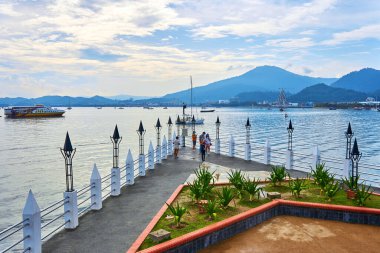 Gezinti güvertesinden okyanusa muhteşem bir manzara. Langkawi adası. Langkawi, Malezya - 07.18.2020