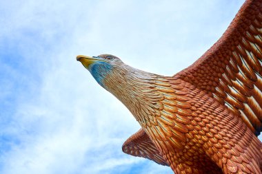 Kanatlarını açan bir kırmızı kartal heykeli. Langkawi Adası 'nda popüler bir turizm merkezi. Langkawi, Malezya - 07.18.2020