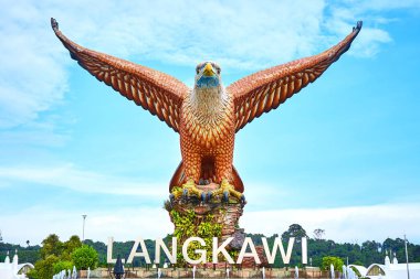 Kanatlarını açan bir kırmızı kartal heykeli. Langkawi Adası 'nda popüler bir turizm merkezi. Langkawi, Malezya - 07.18.2020