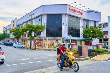 Kuang şehrinde, Malezya 'da tropikal bir adada günbatımı manzarası bulvarı. Langkawi, Malezya - 07.18.2020