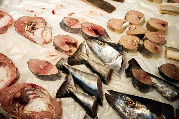 食料品店の新鮮な魚の販売部門 新鮮な魚は氷のカウンターの上にある — ストック写真