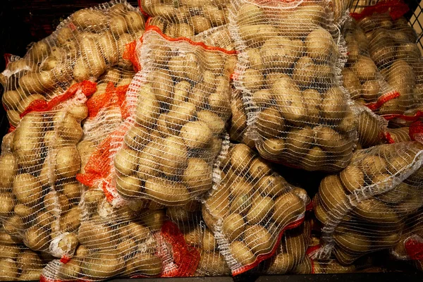 Worki Umytymi Ziemniakami Sklepie Spożywczym — Zdjęcie stockowe