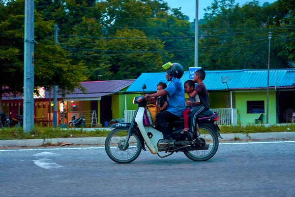 Een Man Met Drie Kinderen Rijdt Een Motor Motorfiets Azië — Stockfoto