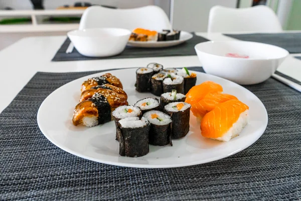 Świeże Sushi Bułki Białym Talerzu Lunch Sushi — Zdjęcie stockowe