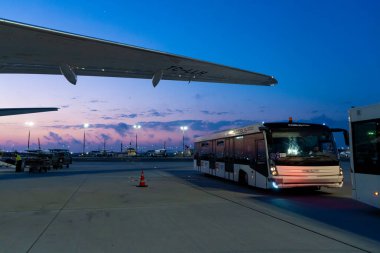İstanbul Uluslararası Havaalanı 'na inen uçağın gece görüntüsü. Türkiye, İstanbul - 21.07.2020