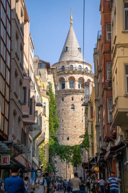 İstanbul 'un ünlü turistik mekanı Galata Kulesi. Türkiye, İstanbul - 21.07.2020