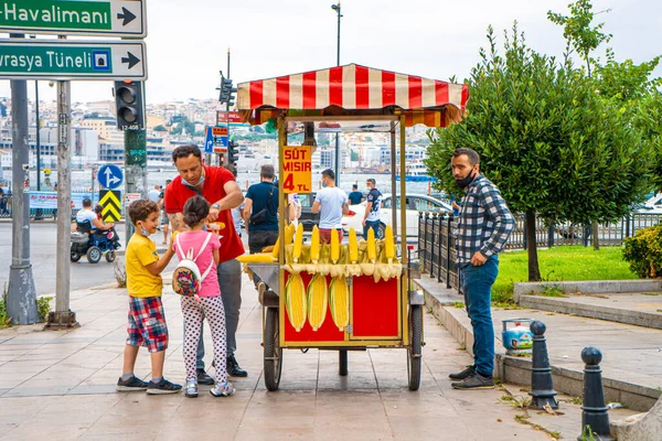 Man Selling Grilled Corn Cart Summer Istanbul Street Turkish Street — Stock Photo, Image