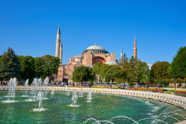 İstanbul 'un Sultanahmet Meydanı' ndaki Sofya camii manzarası aydınlık bir yaz günü. Türkiye, İstanbul - 21.07.2020