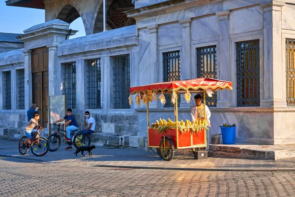 Homem Vender Milho Grelhado Carroça Rua Istambul Verão Negócios Comida — Fotografia de Stock
