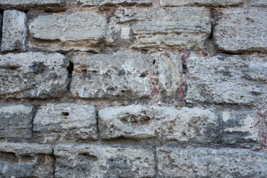 Eski tuğlalar duvar dokusunu kapatır.
