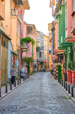 İstanbul 'da renkli evler ve Yahudi semtinin rahat sokakları. Türkiye, İstanbul - 21.07.2020