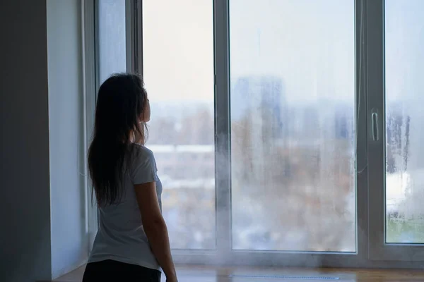 Kaltes Winterwetter Frau Tritt Fenster Fenster Öffnet Und Frostige Luft — Stockfoto