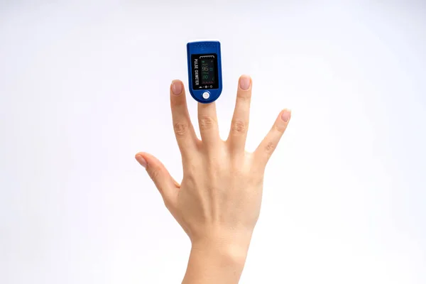 Prstový Pulsní Oxymetr Prstě Bílém Pozadí Zařízení Pro Vlastní Diagnostiku — Stock fotografie