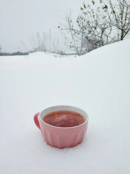 Розовая Кружка Горячим Малиновым Чаем Фоне Снежного Зимнего Поля Чай — стоковое фото