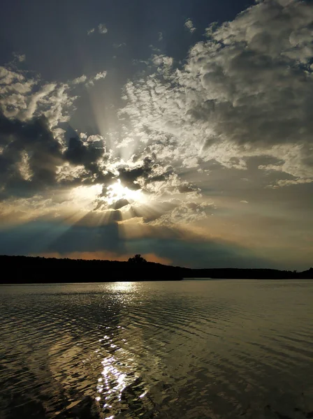 Naturalny Krajobraz Zachód Słońca Nad Wodą Odbicie Słońca Chmury Wodzie — Zdjęcie stockowe