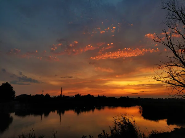 Природный Пейзаж Закат Над Водой Отражение Солнца Облаков Воде — стоковое фото