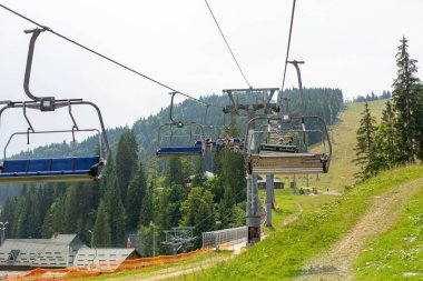 Dağlardaki kayak asansörünün yaz günü manzarası. Karpatlar, Ukrayna - 07.27.2016
