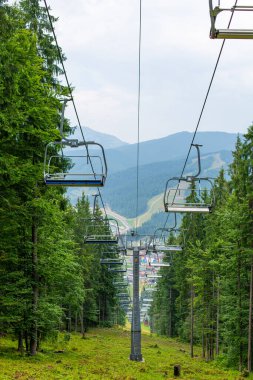 Dağlardaki kayak asansörünün yaz günü manzarası.