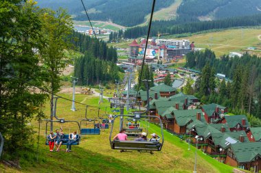 Dağlardaki kayak asansörünün yaz günü manzarası. Karpatlar, Ukrayna - 07.27.2016