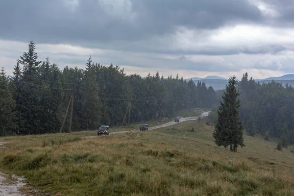 Wycieczka Samochodowa Górach Podczas Opadów Deszczu Zły Dzień Pogodowy Góry — Zdjęcie stockowe