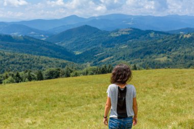 Mutlu muhteşem kız dağ manzarasının tadını çıkar. Nefes kesici dağ manzarasıyla tepede kal..