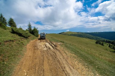 Jeeping Dağ Arabası Seyahat. İskoçya manzarası. Karpatlar, Ukrayna - 07.27.2016