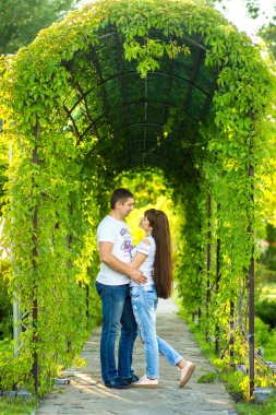 Genç romantik çift yeşil yaz parkında iyi eğlenceler..