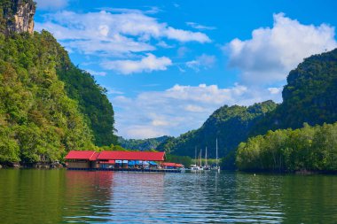 Malezya 'nın Langkawi adasında yüzen bir balık çiftliği..