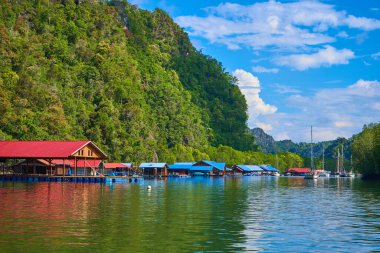 Malezya 'nın Langkawi adasında yüzen bir balık çiftliği..