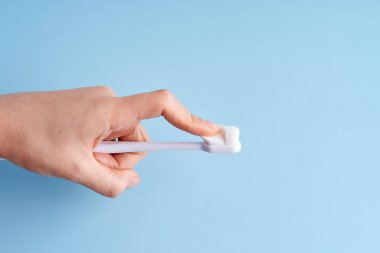Yumuşak tüylü, modaya uygun bir diş fırçası. Popüler diş fırçası. Hijyen eğilimleri.