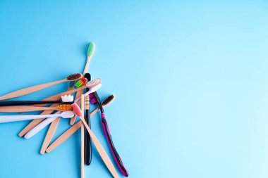 Bir sürü diş fırçası. Diş fırçası seçiyorum. Ağız temizliği..