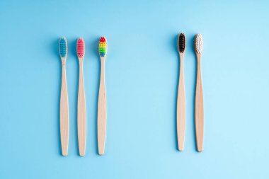 Bir avuç çevre dostu bambu diş fırçası. Küresel çevre eğilimleri. Cinsiyet ve ırk eşitsizliği. Farklı cinsiyetlerde diş fırçaları.