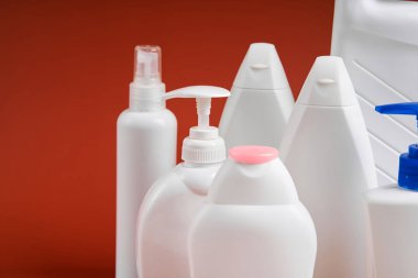 Çeşitli şekillerde boş beyaz plastik sabun şişeleri.