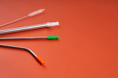 Çevreye önem veren modern trend. Çapı ve şekilleri temizleme aracı ve silikon kapaklar ile yeniden kullanılabilir metal içecek pipetleri.